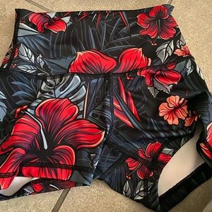 🌸 FLORAL YOGA shorts NWOT 🌺